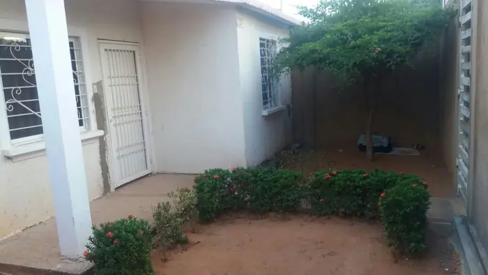 Jardín y área verde diseñada por Higurashi (1 de 8)